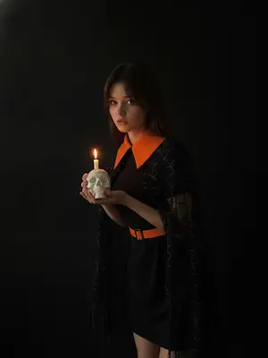 Женщина у черной стены