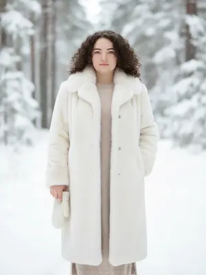 Женщина в белой шубе