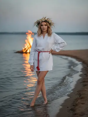 Девушка в белом у воды