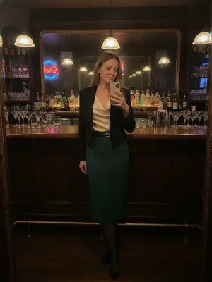Женщина в винтажном баре