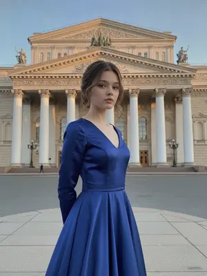 Вечернее платье у театра