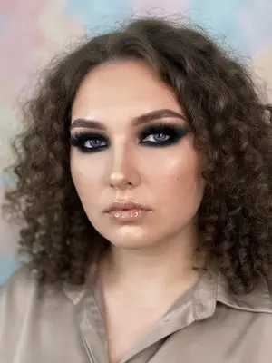 Модель с дымным макияжем