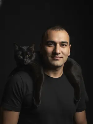Мужчина с черным котом