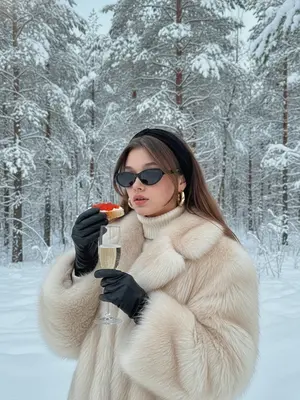 В заснеженном лесу стоит элегантная женщина в стиле "Slavic Girl", окруженная зимней красотой. На ушах блестят золотые серьги круглой формы, подчеркивающие ее образ. Она утеплена в роскошную объемную шубу из светлого меха, а под ней виден белый свитер с высоким воротником. Черная повязка на голове и стильные узкие солнцезащитные очки добавляют загадочности ее облику.

В полупрофиль она держит бокал игристого шампанского в одной руке, а другой рукой наслаждается бутербродом с красной икрой. Черные кожаные перчатки на ее руках подчеркивают изысканный стиль. Атмосфера роскоши и зимней эстетики окутывает ее, создавая впечатление изысканности и изящества.

Мягкое естественное освещение подчеркивает каждую деталь, добавляя высокое качество и реализм сцене. При этом прическа остается без изменений, сохраняя свою первозданную красоту и стиль.