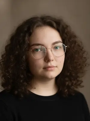 Портрет модели в очках