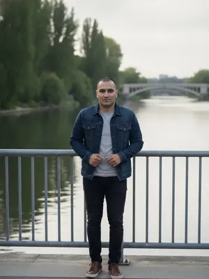 Молодой мужчина у набережной