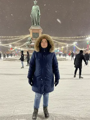 Женщина у памятника