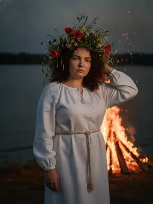 Девушка у костра