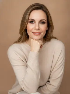 Женщина в кашемировом свитере