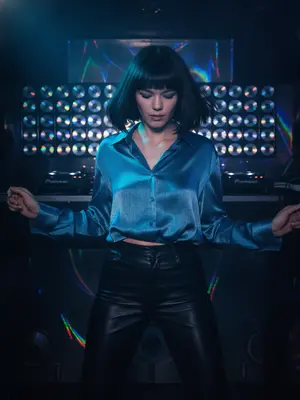 Модель в клубе 2000-х