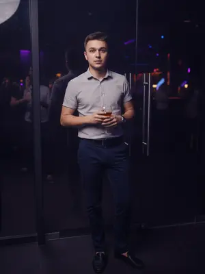 Мужчина в клубе