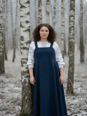 Молодая женщина среди берез
