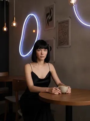 Черное платье в кофейне