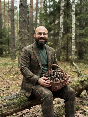 Клетчатый костюм в лесу