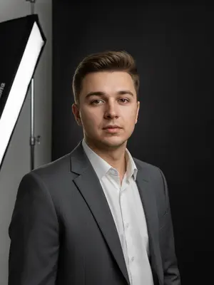 Мужчина в сером пиджаке