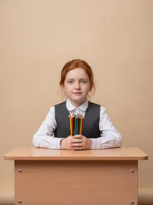 Школьник с карандашами
