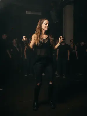 Модель на техно-вечеринке