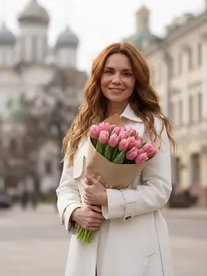 Женщина с тюльпанами