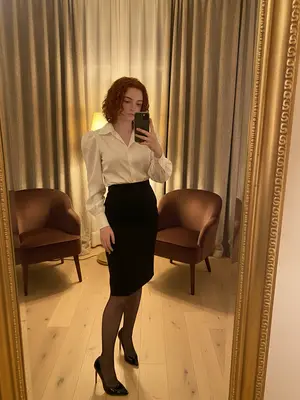 Женщина у зеркала