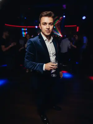 Мужчина на танцполе