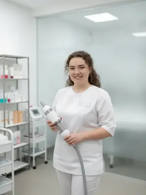 Косметолог с аппаратом