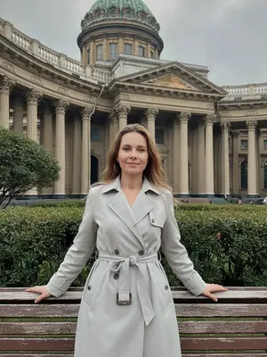 Женщина у Казанского собора