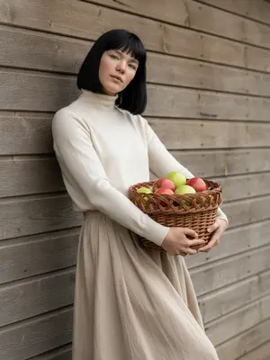Женщина с корзиной яблок