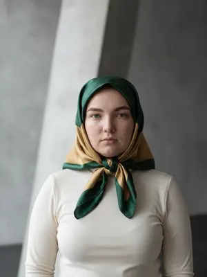 Модель с двухцветным шарфом