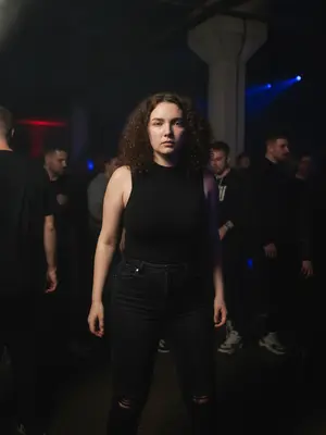Модель на техно-вечеринке