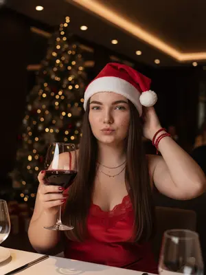Молодая модель в вечернем наряде
