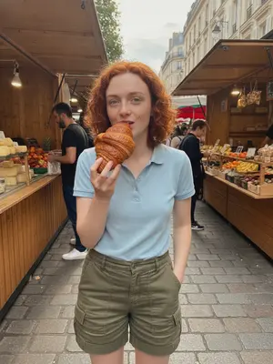 Модель с круассаном