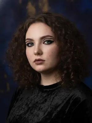 Модель с ярким макияжем