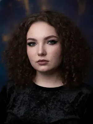 Модель с ярким макияжем