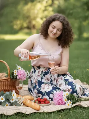 Розовое вино на пикнике
