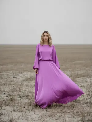Лиловое платье в поле