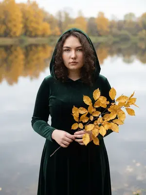 Женщина у зеркального озера