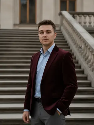Молодой мужчина на лестнице