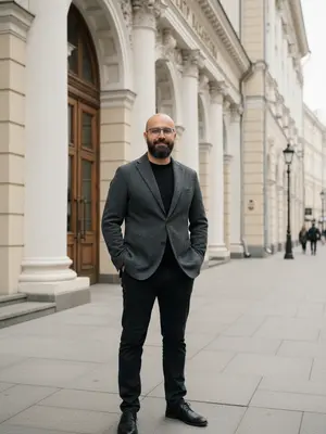 Мужчина у театра