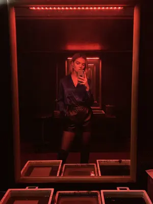 Женщина в фотолаборатории