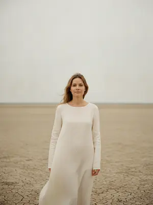 Женщина в льняном платье