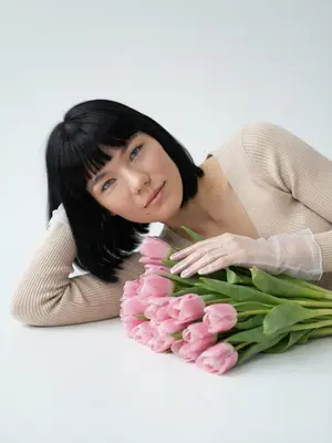 Нежная женщина с тюльпанами