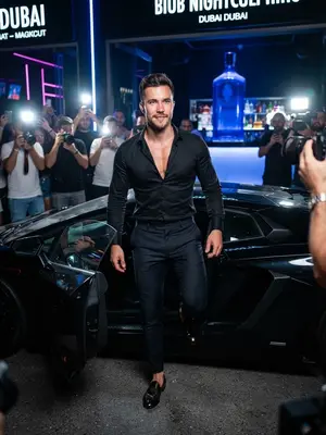 Мускулистый мужчина у Lamborghini