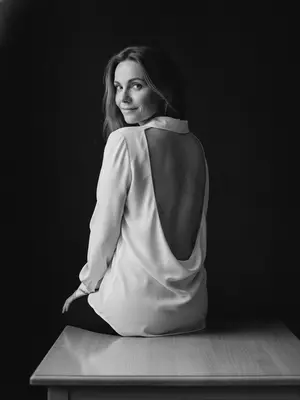 Черно-белая женщина у стола