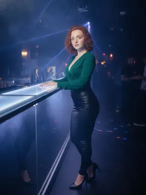 Женщина в клубе