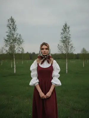 Девушка в бордовом сарафане