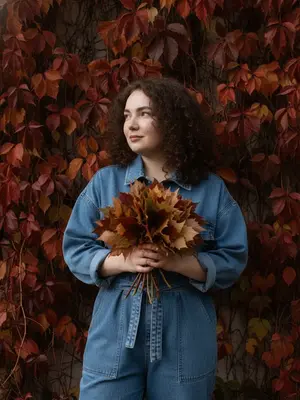Создайте фотореалистичное изображение, напоминающее живую фотографию с iPhone. На модели безупречный естественный цвет лица, глаза подчеркивают длинные ресницы с эффектом туши, а брови выглядят ухоженно и имеют эффект ламинирования. Губы окрашены в мягкий пудровый коричневый тон.