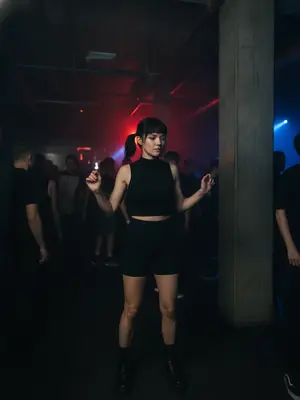 Модель на техно-вечеринке