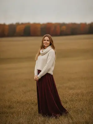 Осенняя женщина на полях