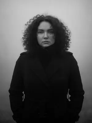 Женщина в черном пальто
