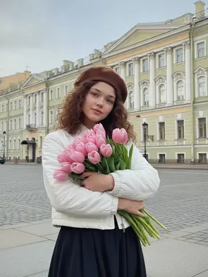 Кудрявая женщина с тюльпанами